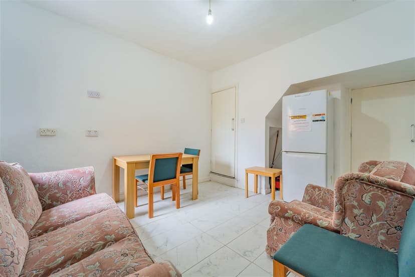 106, Hubert Road - Image 12