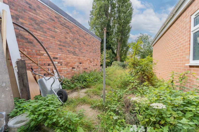 106, Hubert Road - Image 2