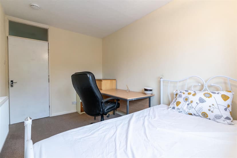 Fladbury Crescent - Image 12