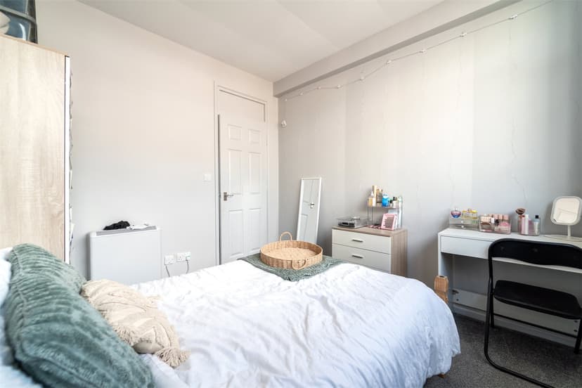 Flat C, 113-115 Holloway House, Holloway Head - Image 10