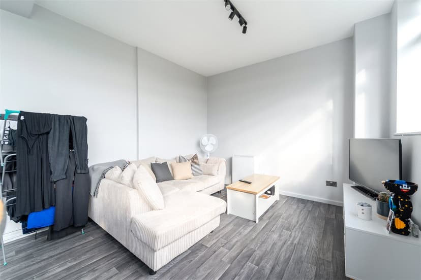 Flat C, 113-115 Holloway House, Holloway Head - Image 4