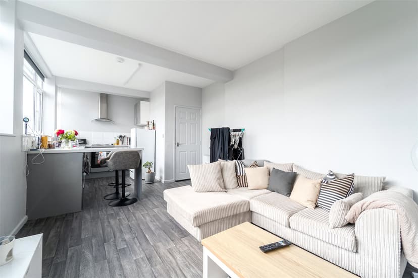 Flat C, 113-115 Holloway House, Holloway Head - Image 3