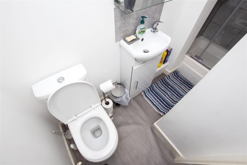 8, George Road - Image 1