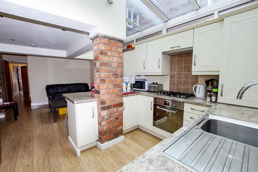 244, Hubert Road - Image 12