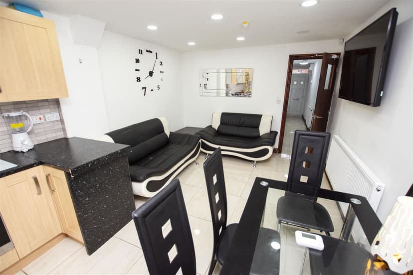 Tiverton Road - Image 11