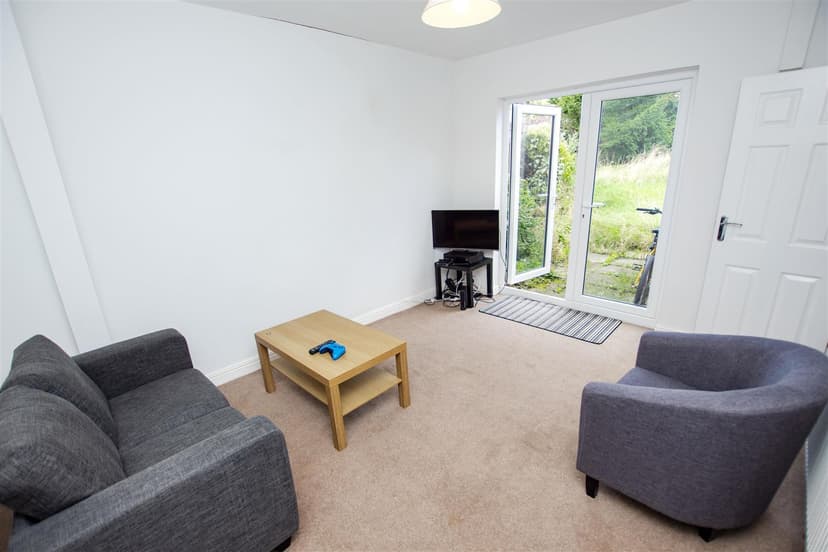 Tealby Grove - Image 13