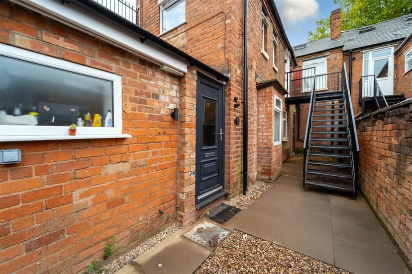 Flat 1, Oak Tree Lane - Image 1