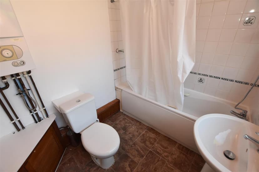 84, Gleave Road - Image 1