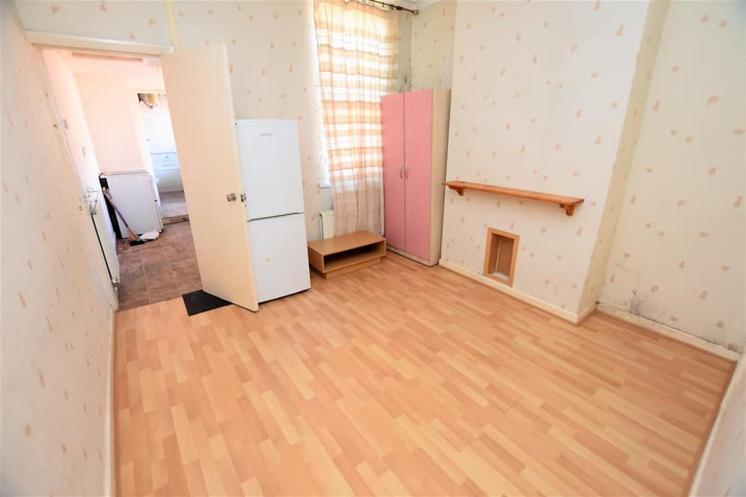 84, Gleave Road - Image 5