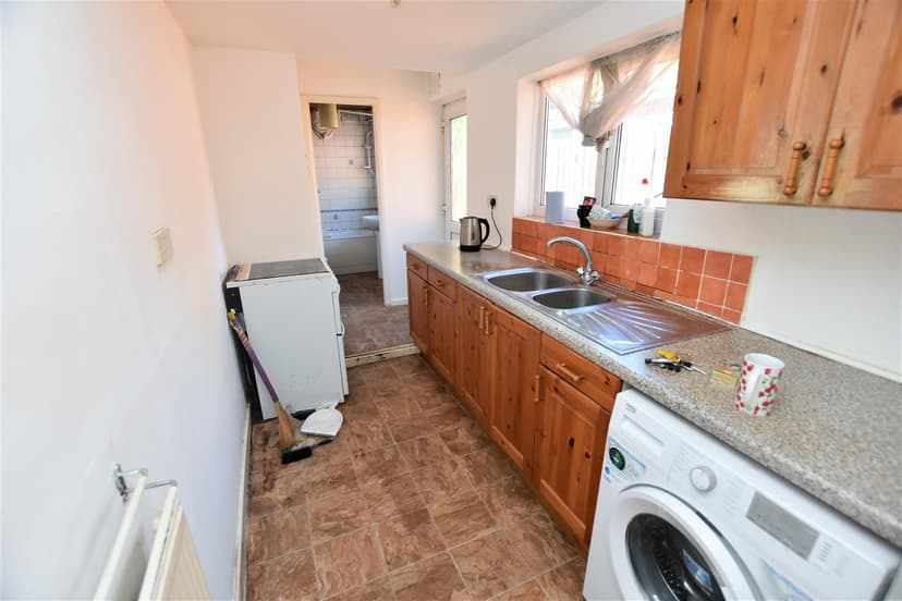 84, Gleave Road - Image 4