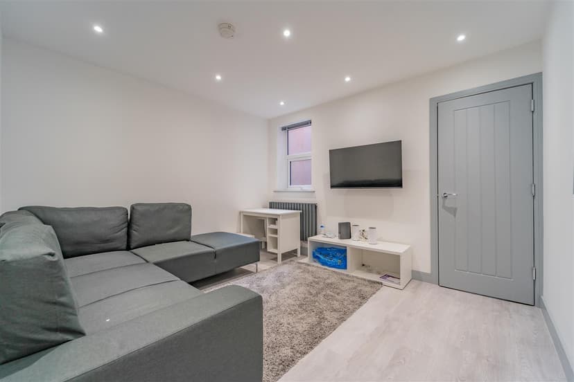 26, North Road - Image 18