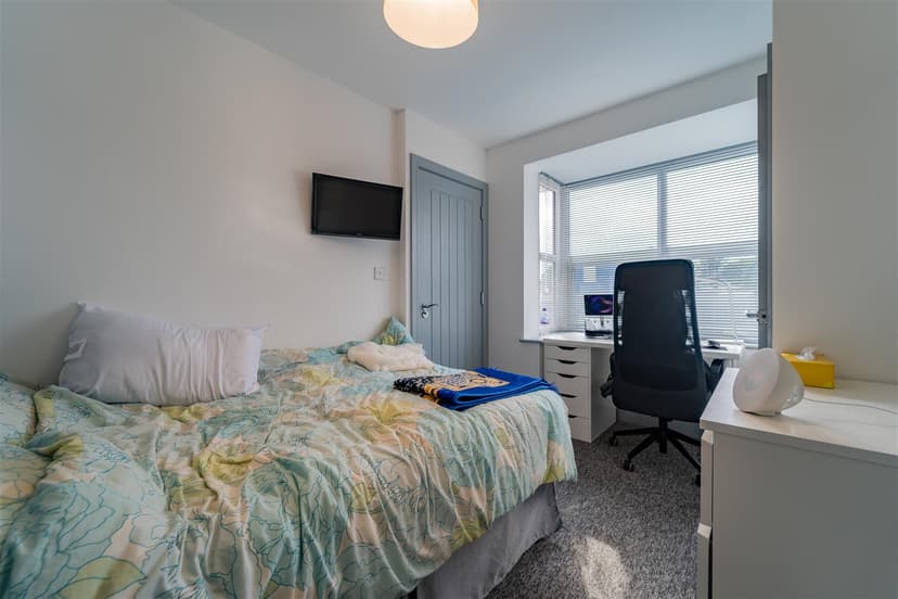 26, North Road - Image 12