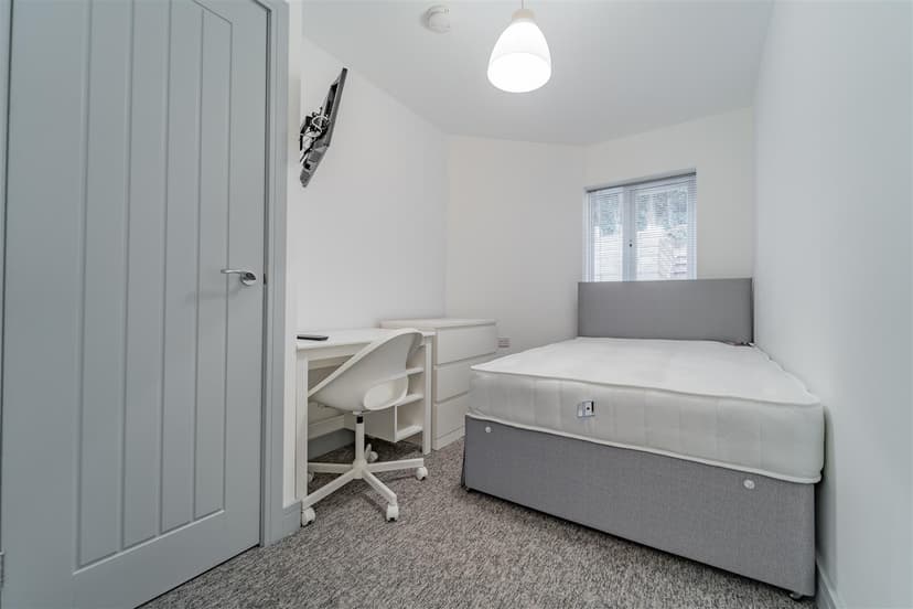 26, North Road - Image 8