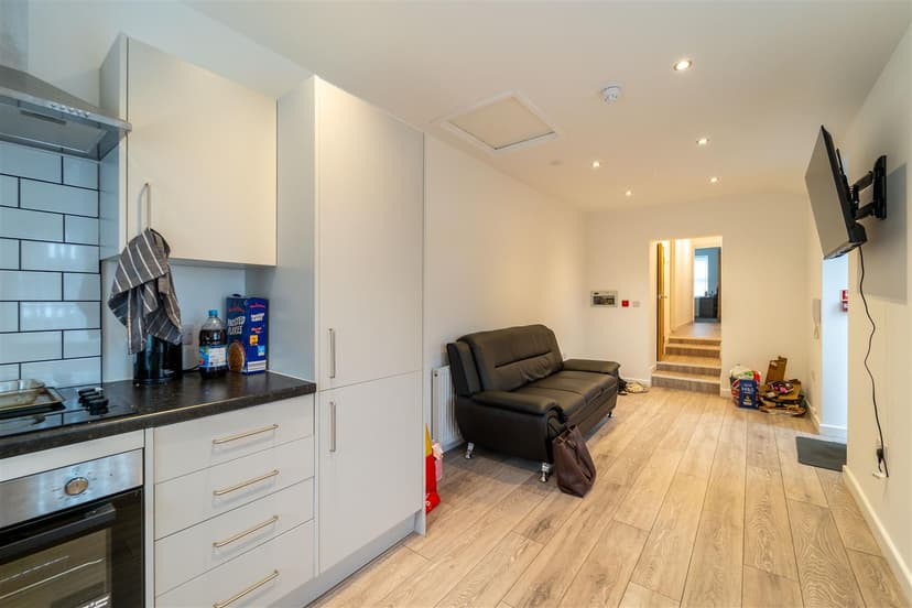 Flat 2, Oak Tree Lane - Image 13