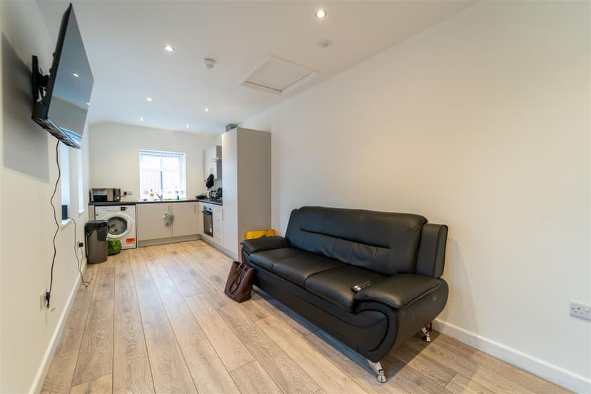 Flat 2, Oak Tree Lane - Image 11