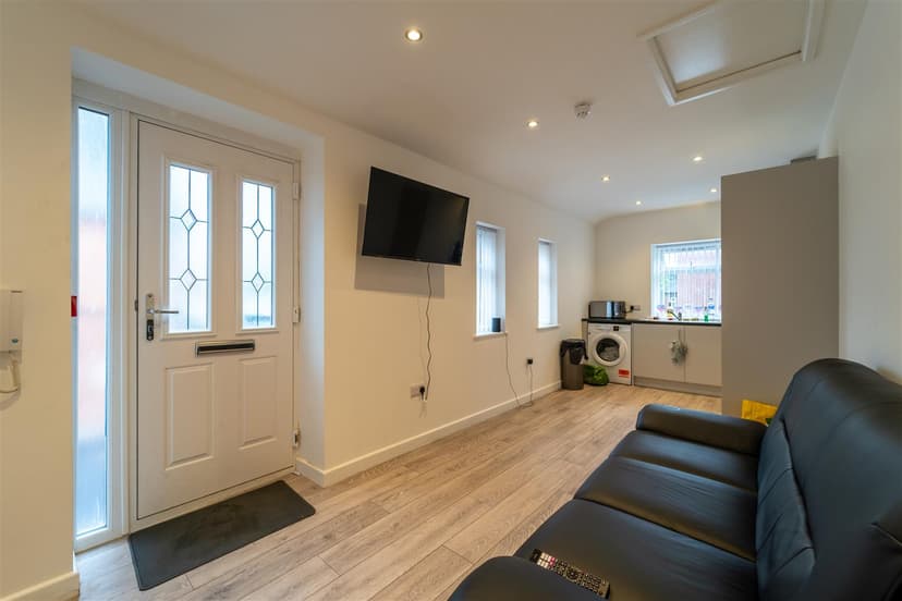 Flat 2, Oak Tree Lane - Image 10