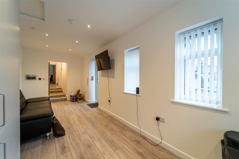Flat 2, Oak Tree Lane - Image 9