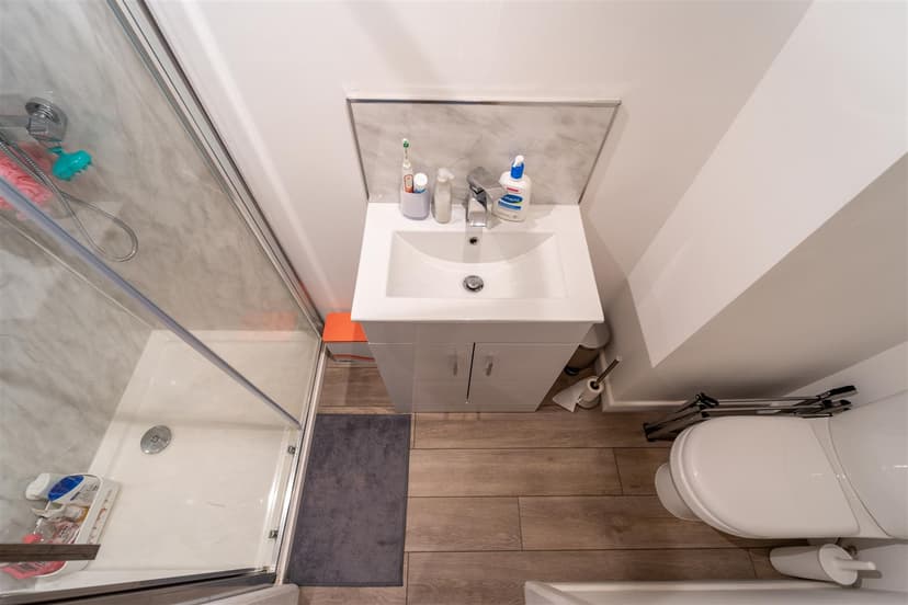 Flat 2, Oak Tree Lane - Image 1