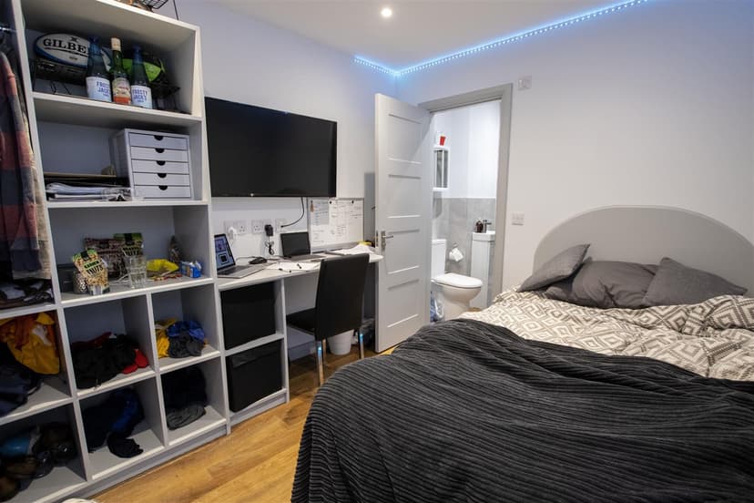 21 Florence Buildings, Hubert Road - Image 8