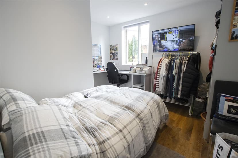 21 Florence Buildings, Hubert Road - Image 5