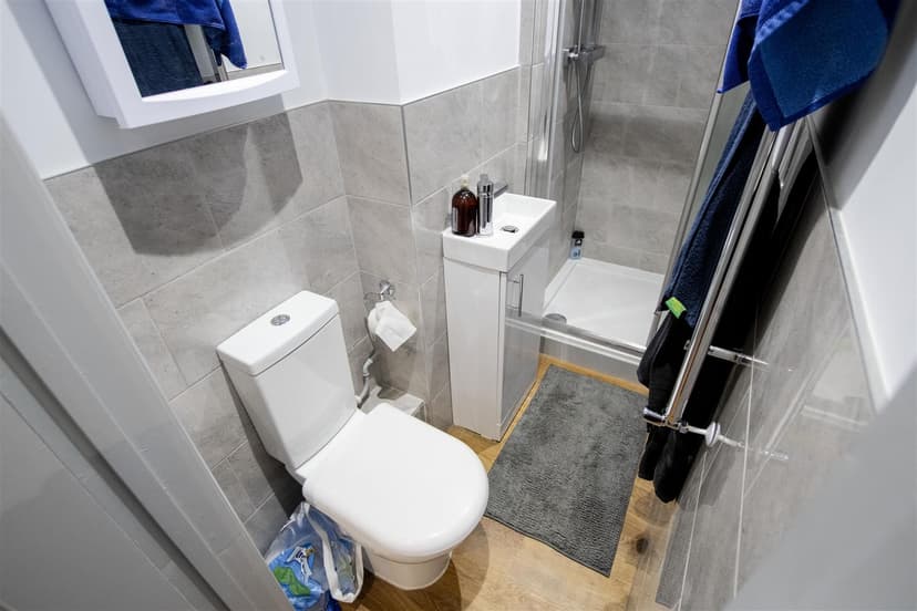 21 Florence Buildings, Hubert Road - Image 4