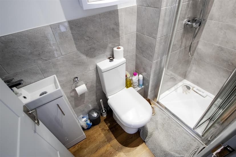 21 Florence Buildings, Hubert Road - Image 3