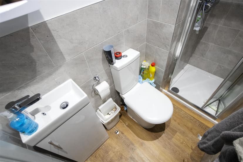 21 Florence Buildings, Hubert Road - Image 2