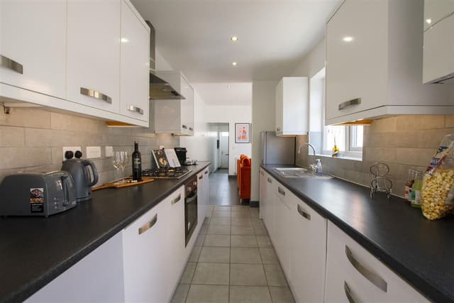 6, Katie Road - Image 13