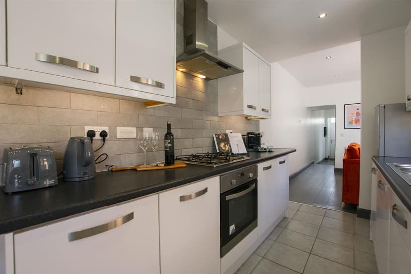 6, Katie Road - Image 12