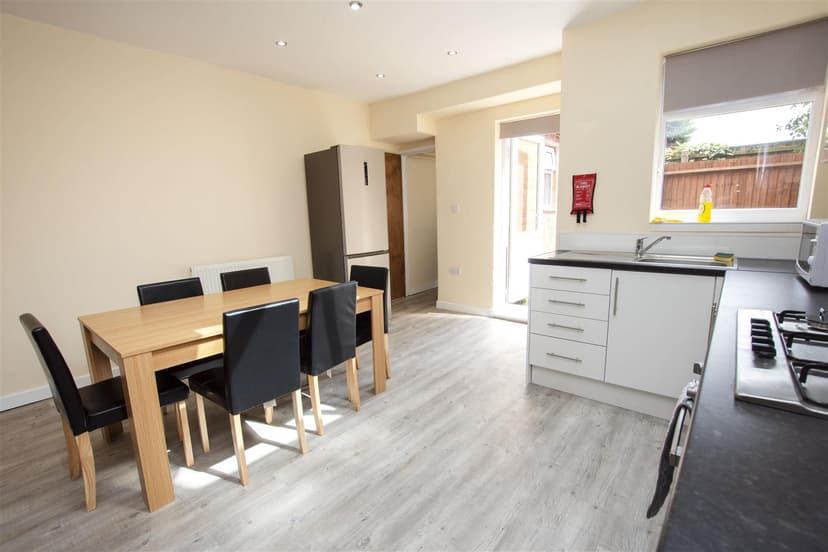 84, Raddlebarn Road - Image 8