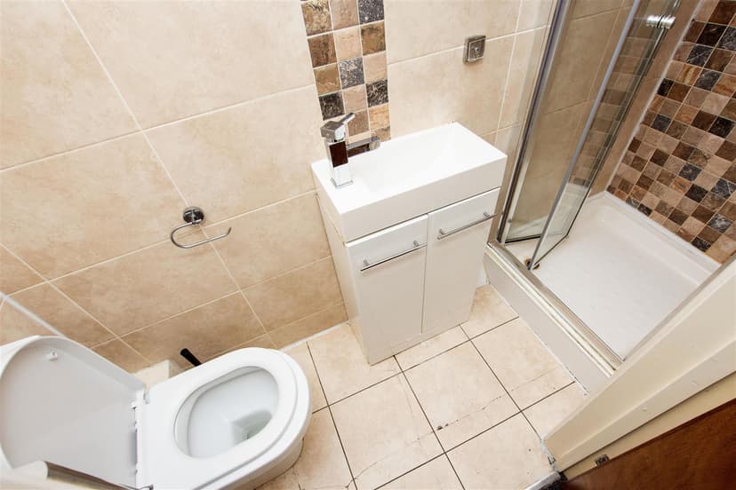 183, Tiverton Road - Image 2