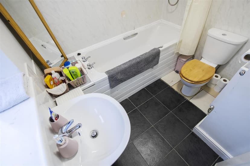 8, Newton Grove, Dartmouth Road - Image 1