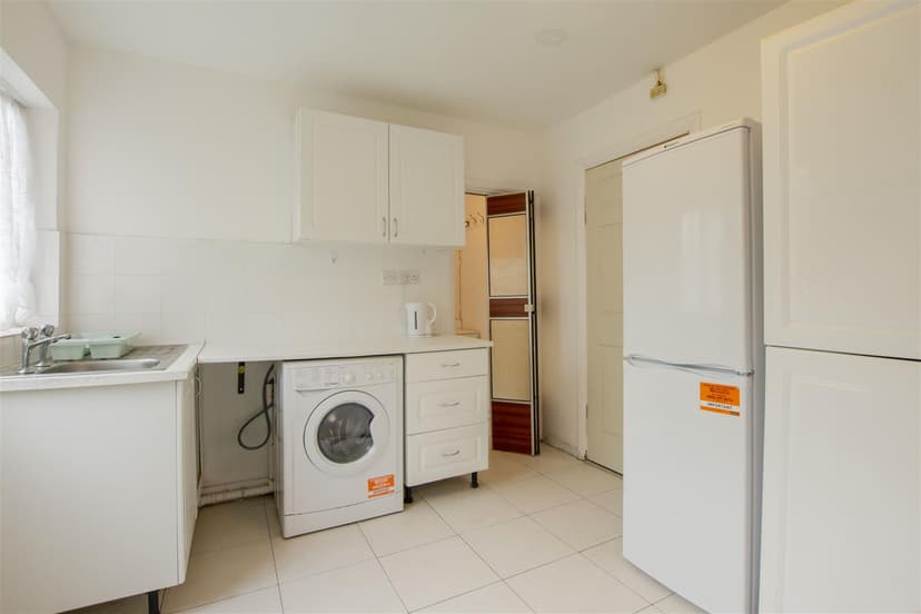 88, Poole Crescent - Image 12