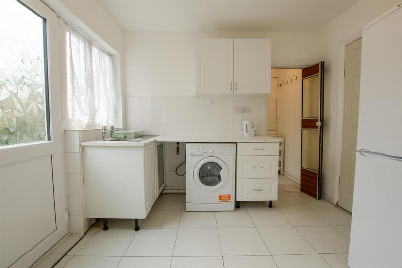 88, Poole Crescent - Image 11