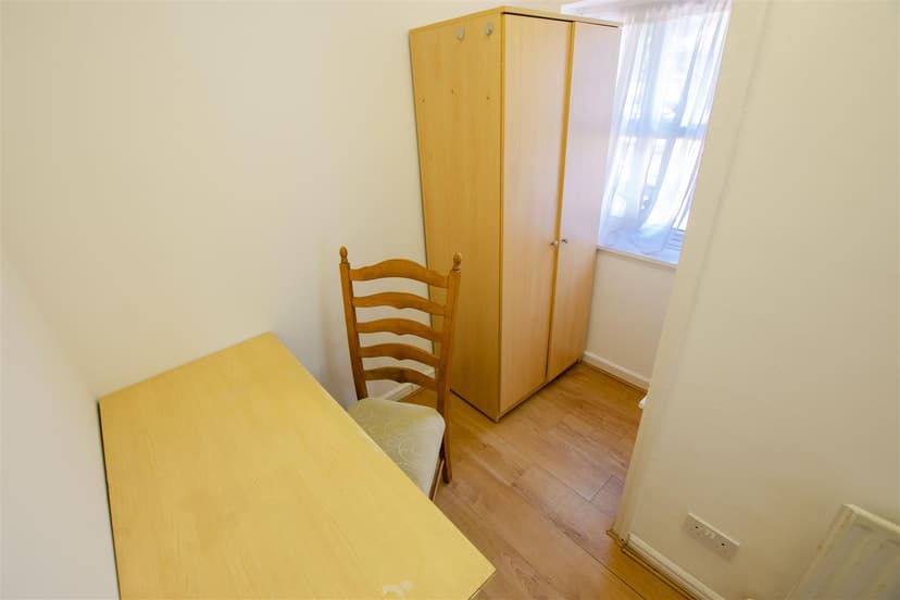 88, Poole Crescent - Image 9