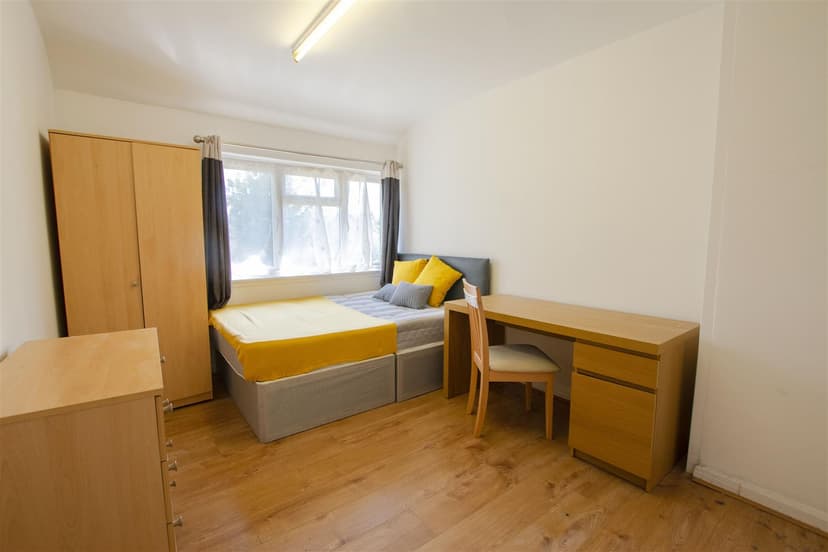 88, Poole Crescent - Image 4