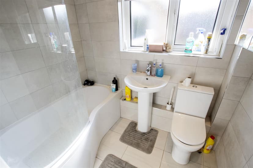 136, Fladbury Crescent - Image 1