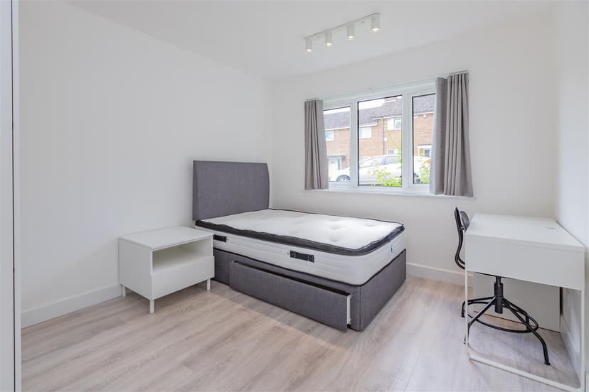 73, Gibbins Road - Image 4