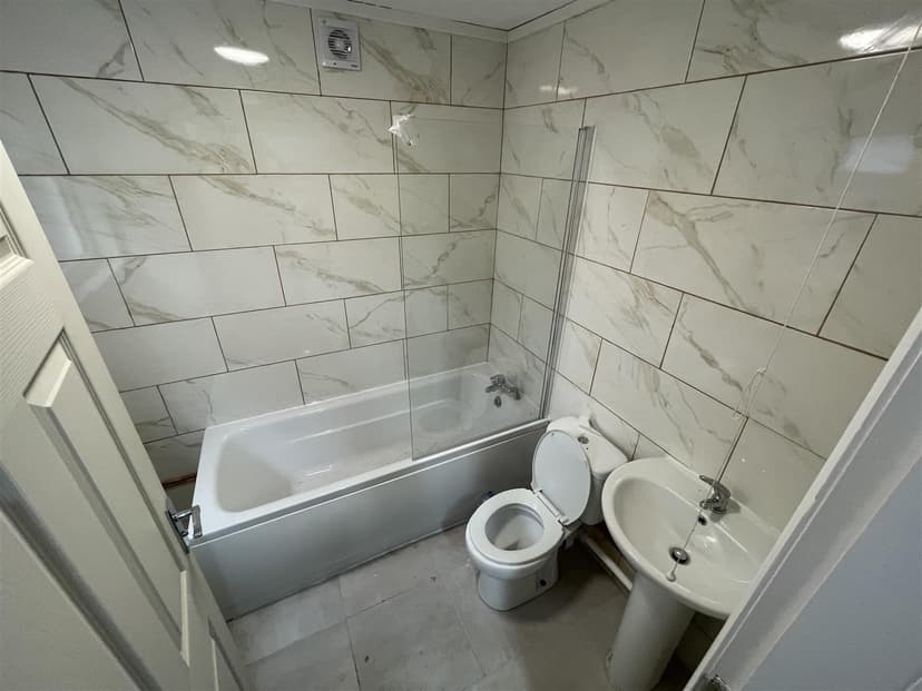 10, Katie Road - Image 4