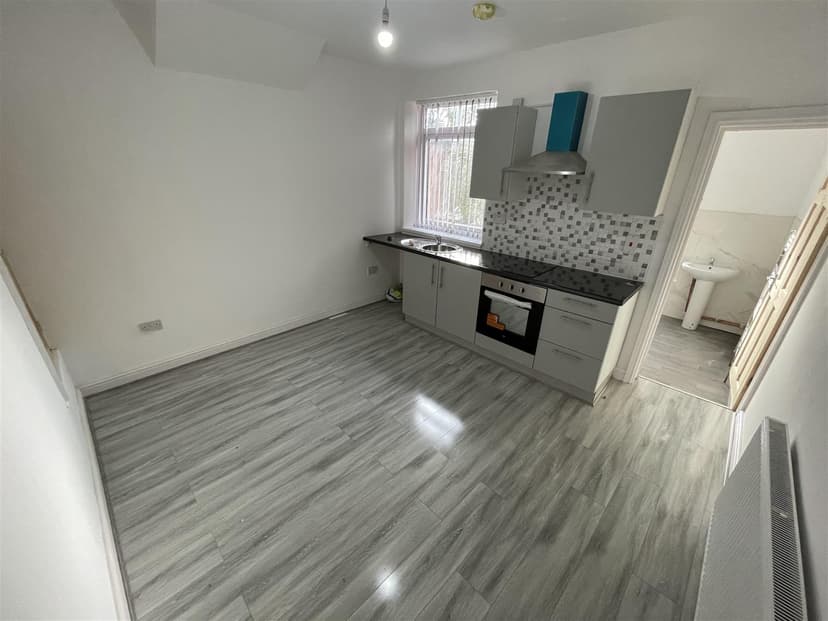 10, Katie Road - Image 3