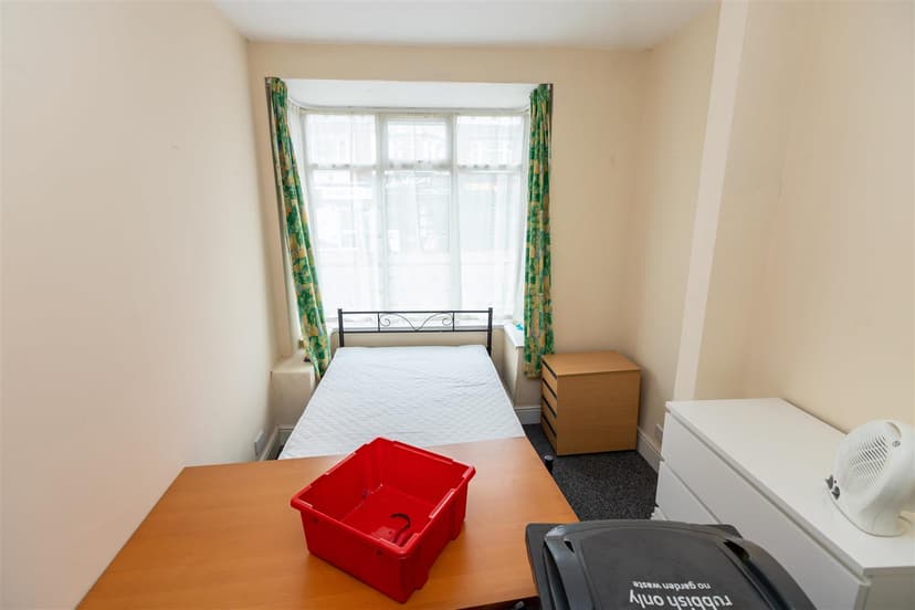 142, Raddlebarn Road - Image 4