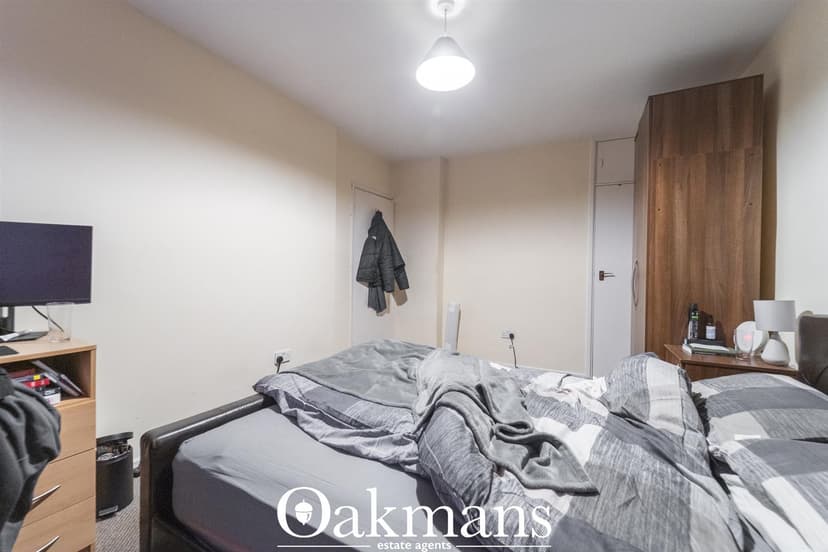 16, East Drive - Image 6