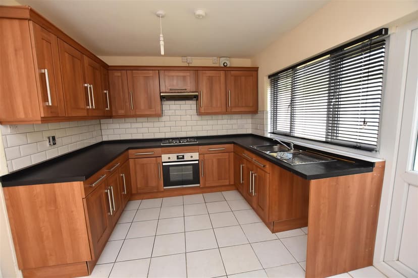 71, Poole Crescent - Image 4