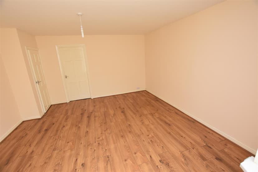 71, Poole Crescent - Image 3