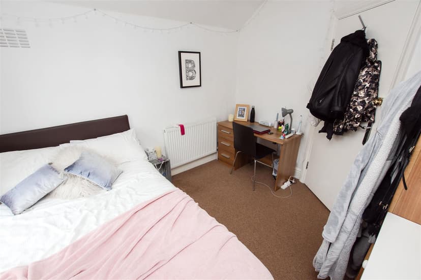 201, Warwards Lane - Image 2