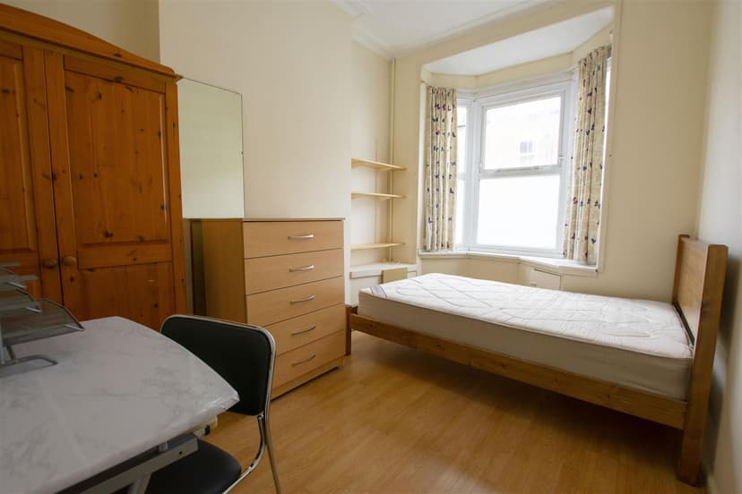 18, Harrow Road - Image 11