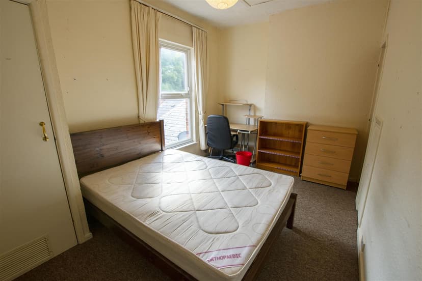 18, Harrow Road - Image 7