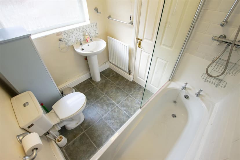 18, Harrow Road - Image 5