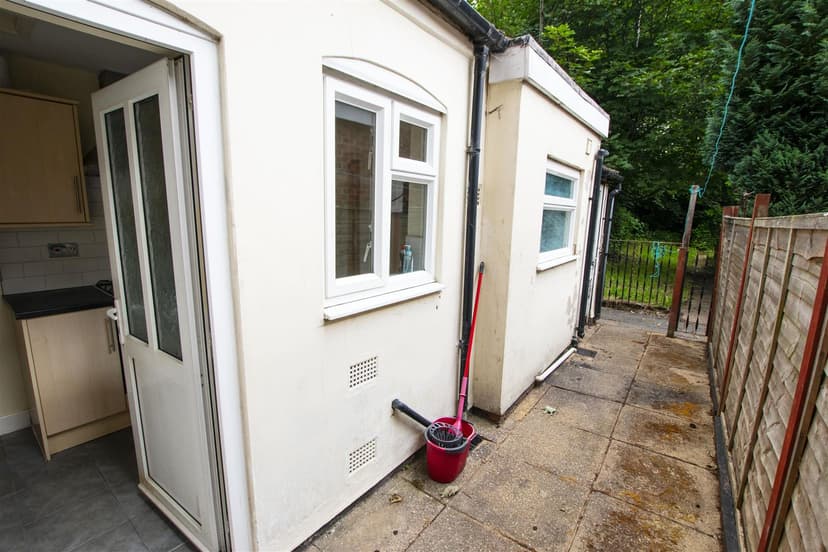 18, Harrow Road - Image 4