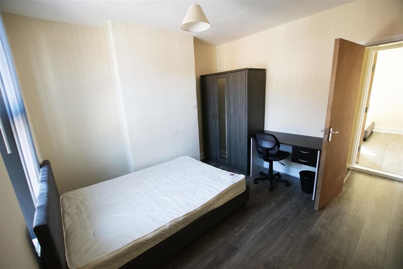 82, Gleave Road - Image 5